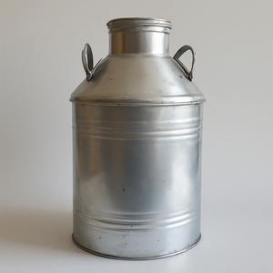 Lata de leche galvanizada de primera calidad con forma fuerte, perfecta para decoración de jardines, hogares y espacios al aire libre - Product Image 1