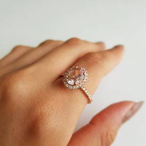 Anillos de Boda Románticos Unisex de Oro Sólido de 14k con Morganita Natural de 0.8ct y Diamantes Engastados en Pavé, Forma Ovalada - Product Image 5