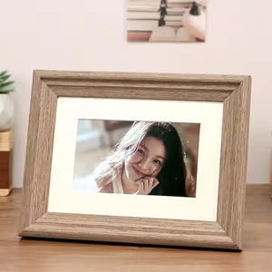 Exclusivo marco de fotos de madera independiente en acabado oscuro perfecto para la exhibición en el hogar y el marco de fotos familiar moderno, marco de fotos - Product Image 5