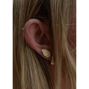 Pendientes de Aro con Diseño de Alas Cleo, Modernos, con Diamantes de Circonio, Perlas, Baño de Rodio y Oro, Ideales para Fiestas y Regalos, Hechos de Latón y Cobre - Product Image 2