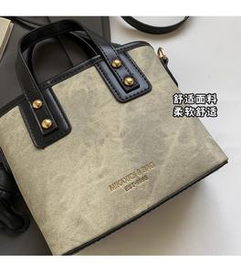 Sac à main élégant pour femme avec breloque chien, beige et noir, sac fourre-tout, quincaillerie dorée, matière douce, fermeture éclair lisse, sac à bandoulière et sac porté épaule - Product Image 4