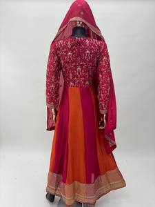 Robe longue en soie Chinon traditionnelle de qualité supérieure avec broderie lourde correspondant à Dupatta pour la culture indienne et pakistanaise - Product Image 6