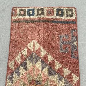 Petit tapis turc 1,3x3,3 pi (40x100 cm), tapis persan en laine rouge vintage - Product Image 5