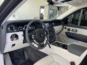 2022 Rolls-Royce Cullinan AWD listo para enviar con asientos de cuero Interior oscuro techo solar panorámico Turbo motor dirección izquierda - Product Image 3