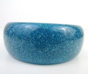 Brazalete de Resina Azul Cielo Clásico, Elegante y Moderno, Diseño Grueso y Sofisticado, Accesorio Unisex para Bodas y Fiestas, para Mujer - Product Image 2