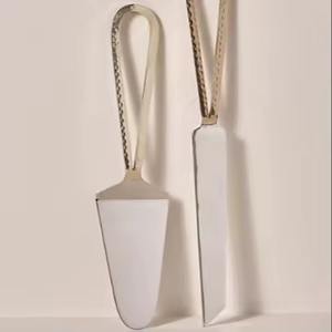 Ensemble élégant de couteau et serveur pour gâteau de mariage en acier inoxydable, parfait pour les anniversaires de mariage et les événements spéciaux - Product Image 2