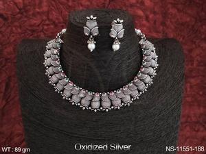 Bijoux de fantaisie en argent oxydé pour fête, ensemble de colliers de style ras de cou plaqués argent oxydé antique - Product Image 3