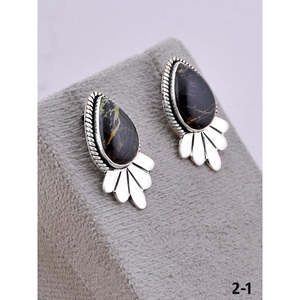 Pendientes de Plata de Ley con Turquesa Negra Estilo Suroeste y Diseño Floral Engastado en Bisel - Product Image 4
