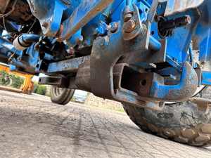 Tracteur agricole FORD 4110 54HP 4WD avec chargeur Bomford, transmission par engrenages, garantie de 2 ans sur le moteur et la pompe - Product Image 6