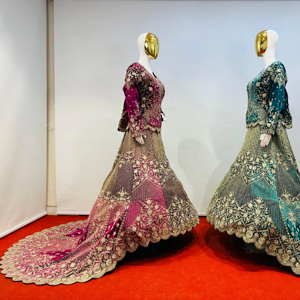 เสื้อครอปกำมะหยี่ lehenga choli กับงานหนักเต็มรูปแบบ Big Trail & jarstones สำหรับงานแต่งงานเฉดสีเข้มคอลเลกชัน mahamantra - Product Image 1