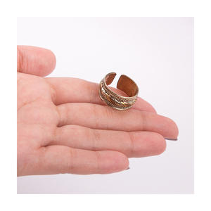 Anillo de cobre martillado con abalorio bohemio: banda ajustable para hombre-elegancia rústica en joyería de cobre - Product Image 1
