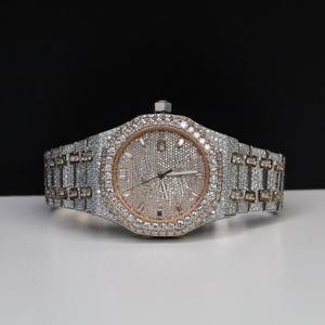Montre de luxe pour homme et femme en acier inoxydable avec mouvement à quartz analogique entièrement sertie de diamants en moissanite blancs et or rose - Product Image 1