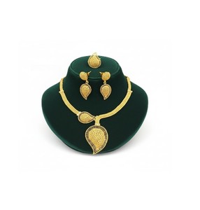 Collier pour femmes plaqué or 24 carats, design sophistiqué, bijoux rehaussant les looks modernes avec une brillance dorée luxueuse, fournisseur indien - Product Image 1