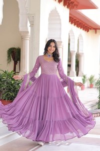Presentamos la Nueva Colección de Dupattas de Fiesta en Faux Georgette con Lentejuelas y Bordado Zari, de Secado Rápido y Sin Arrugas - Product Image 6