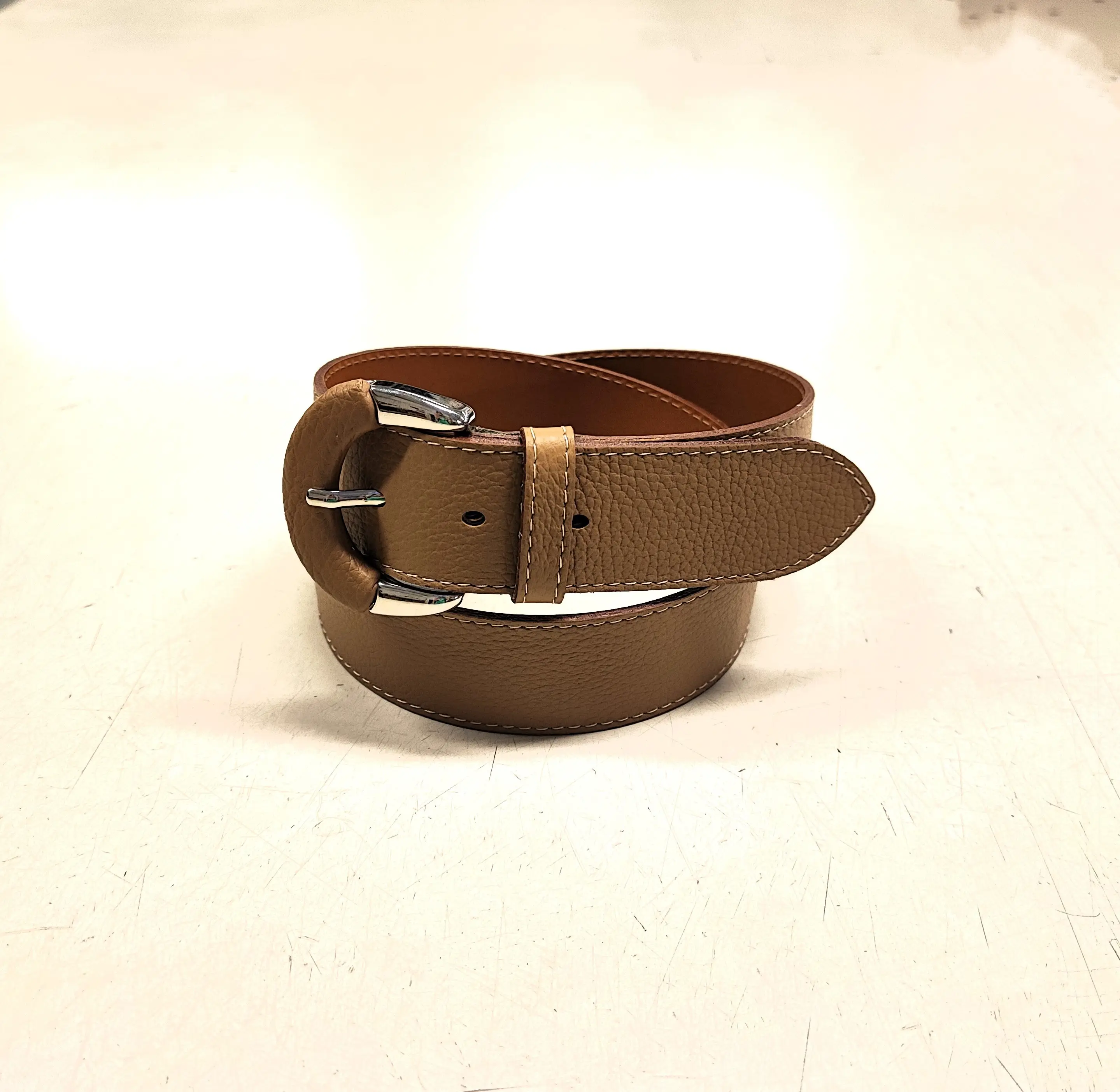 art 18 camel-colored grained leather belt