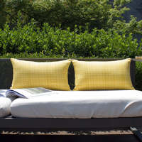 Coussin carré d'extérieur imperméable de qualité supérieure, couleurs vives disponibles en tailles 12"x20" et 18"x18", rembourré en mousse à mémoire de forme pour usage extérieur.