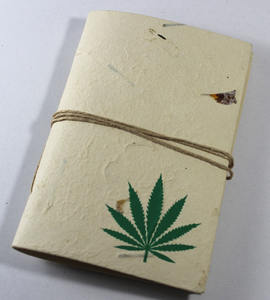 Carnet à couverture souple, fabriqué à la main dans le style antique Bahi-Khata, avec une ficelle en jute pour se l'enrouler autour comme fermeture. - Product Image 3