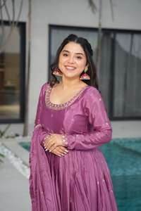 Chinon Designer Party Wear Readymade Colección de vestidos con bordado Zari Sequence Work y Dupatta Estilo tradicional - Product Image 5