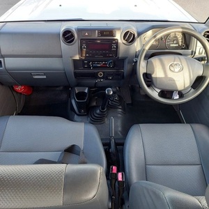 Camionetas Land Cruiser 4x4 de Moda, Volante a la Derecha, Excelente Estado - Product Image 3