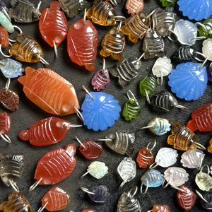 Colgante de Piedra Preciosa Tallada a Mano, Chapado en Oro, Plata 925, Colgante de Piedra Natural Tallada en Forma de Pez, Dijes de Joyería al por Mayor, 10MM -35MM - Product Image 1