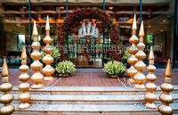 Décoration d'événements Haldi sur le thème de l'extérieur pour mariages indiens, avec Urli et bacs Haldi au design moderne