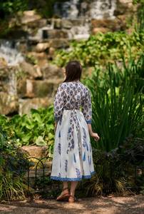 Robe Imani imprimée à la main, robe bohème en coton, motif floral blanc et bleu, robe décontractée pour les occasions - Product Image 6