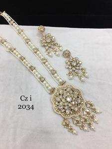 Superbe ensemble de bijoux Kundan Mosenite avec un collier et des boucles d'oreilles assorties idéales pour les mariages et les fêtes - Product Image 2