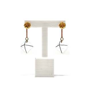 Pendientes colgantes transparentes con forma de pirámide 3D - Product Image 1