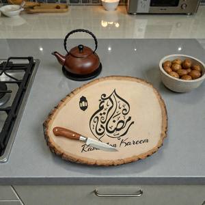Tabla de Cortar Moderna de Madera Natural con Caligrafía Árabe Grabada de Ramadán Kareem, Decoración Rústica y Duradera para el Hogar Islámico - Product Image 2