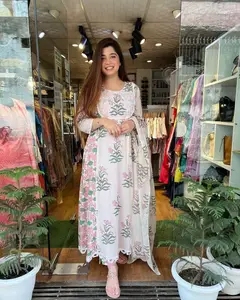 Desainer tradisional indah Handblock dicetak putih Anarkali Kurti dengan celana & Dupatta untuk pernikahan dan pesta