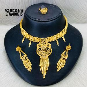 Tout nouvel ensemble de colliers courts en plaqué or Design de bijoux tendance en ligne pour les occasions de mariage et de fête. - Product Image 1