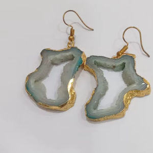 Boucles d'oreilles plaquées or en pierre naturelle fabriquées à la main Bijoux de mode pour femmes à la mode principalement en laiton - Product Image 3