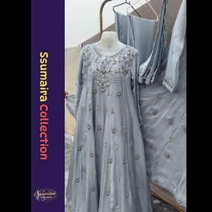 Elegante vestido gris bordado Anarkali-Perfecto para bodas y fiestas - Product Image 4