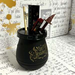 Ensemble de porte-crayons en forme de chaudron de Poudlard pour Harry Potter avec couvercle pour porte-stylos - Product Image 1