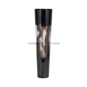 Vases en métal tendance de couleur noire chic présentant une forme évasée moderne avec une base dorée élégante pour des accents de maison élégants - Product Image 2