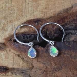 Boucles d'oreilles créoles en opale éthiopienne taillée, argent sterling 925, pierre de naissance d'octobre, bijoux faits à la main pour femmes - Product Image 4