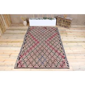 Alfombra Kilim Turca Vintage de 5.6x8.9 pies, Alfombra Grande de Lana con Diseño Geométrico Rosa - Product Image 1