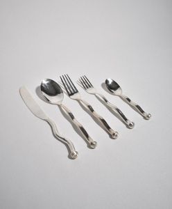 Ensemble de couverts en métal supérieur offrant un poids équilibré, une utilisation confortable et un design exquis pour des repas quotidiens de haute qualité - Product Image 1