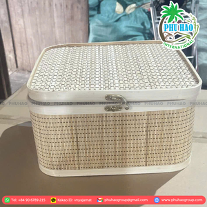 PRODUIT TOP Créez un PANIER CADEAU de soirée cinéma mettant en vedette des films classiques des bonbons pop-corn et des couvertures confortables pour une soirée parfaite dans - Product Image 2