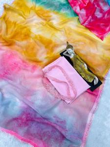 นักออกแบบยอดนิยมสไตล์บอลลีวูด Faux Georgette พิมพ์สารีพร้อมเสื้อเปิดตัว Faux Georgette ด้วยงานพิมพ์และลูกไม้ - Product Image 4