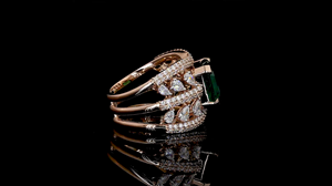 Anillo de Esmeralda Verde de Laboratorio con Diamantes Cultivados en Laboratorio en Forma de Pera y Redondos |   Anillo de Lujo para Regalo de Aniversario, Cóctel y Fiesta - Product Image 3