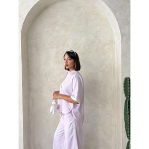 Conjunto Elegante de Camisa a Rayas con Detalle de Encaje para Mujer - Product Image 4