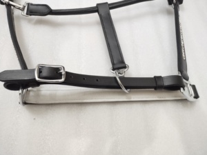 Cabestro de Cuero Adeefa Enterprise con Cristales Transparentes y Acolchado Blanco para Caballos con Herrajes de Acero Inoxidable. - Product Image 3
