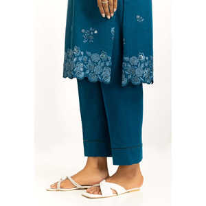 Traje Bordado Khaddar de 3 Piezas Estilo Casual IUSTKSD-1233 - Product Image 5