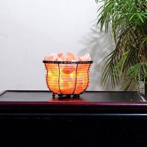 Lámpara de sal del Himalaya con diseño personalizado Color Cesta de hierro y Chunk Feng Shui Pyramid Style Artesanías naturales - Product Image 2