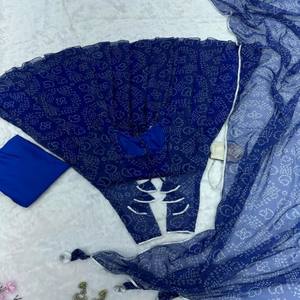 VASTRA COTTAGE Traje Anarkali de Seda de Organza Pura Estampada con Dupatta de Encaje de Diseño y Pantalón de Algodón Completamente Cosido - Product Image 2