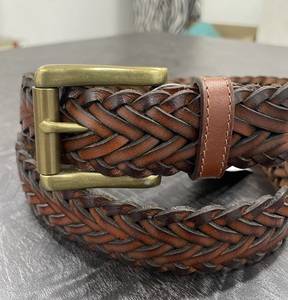 Cinturón de Cuero Trenzado Vintage Hecho a Mano para Hombre, Color Marrón Oscuro con Costuras Blancas y Hebilla de Latón Antiguo - Product Image 2