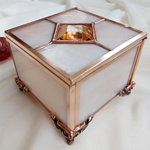 Cajas de anillos de joyería de cristal de forma cuadrada de buena calidad con acabado dorado perfecto para almacenar anillos collares y accesorios finos - Product Image 1