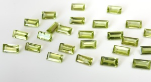 Baguette de peridoto Natural tallado, 1,5x3x3mm a 6mm - Product Image 3