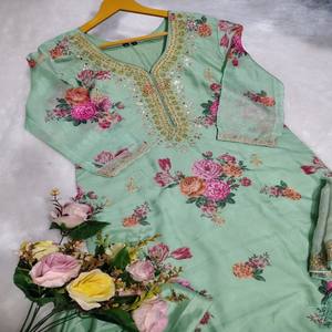 Conjunto de Kurti, Pantalón y Dupatta de Seda Tebby VASTRA COTTAGE para Mujer, Estampado Digital, Bordado, Lentejuelas, Diseño Étnico - Product Image 6